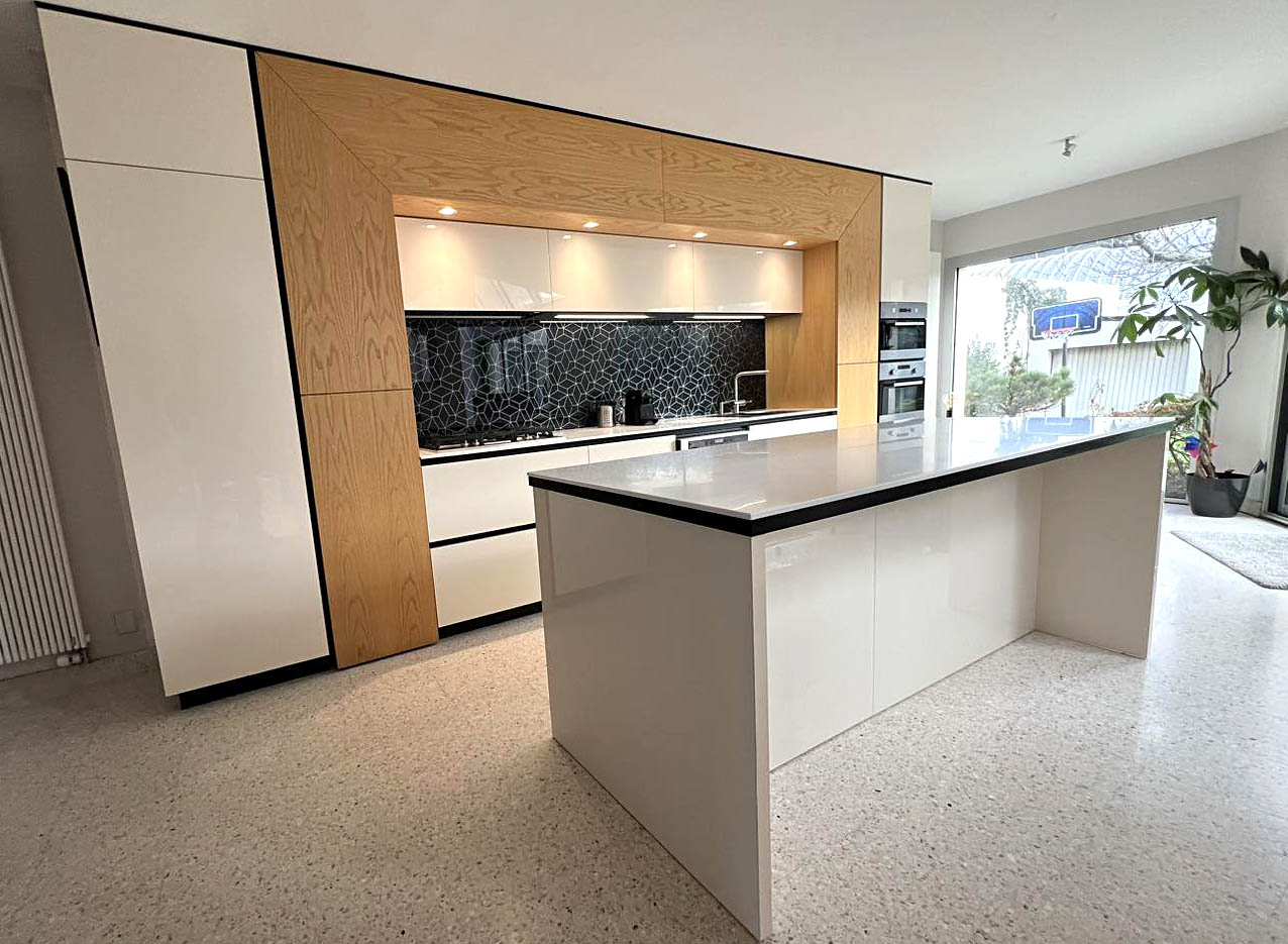 Cuisine avec ilot central et table intégrée pour 4